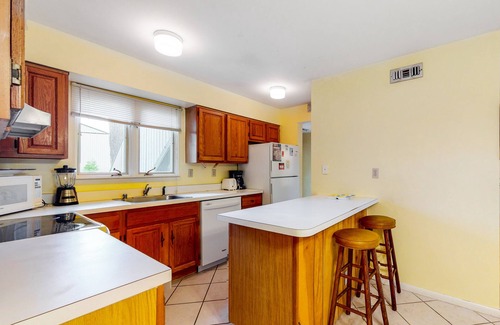 Bethany Beach Condo | Sea Colony Tennis 1st-floor condo with pools, gym & private beach