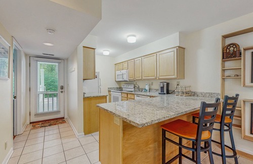 Bethany Beach Condo | Sea Colony Tennis 1st-floor condo with gym, sauna, & tennis court