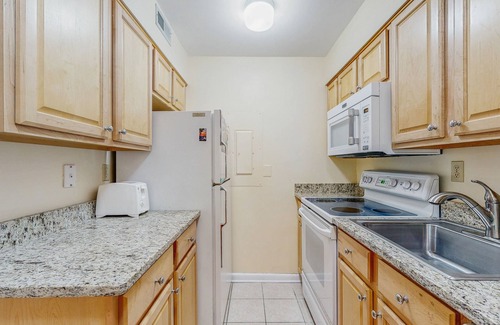 Bethany Beach Condo | Sea Colony Tennis 1st-floor condo with gym, sauna, & tennis court