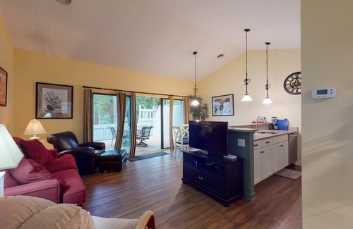 Bethany Beach Condo | Sea Colony Tennis 1st-floor condo with balcony, gym, & pool