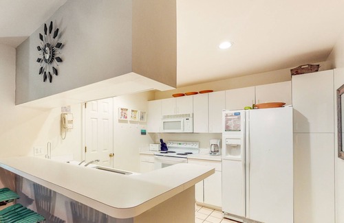 Bethany Beach Condo | Sea Colony Tennis 1st-floor condo with basketball court & tennis court
