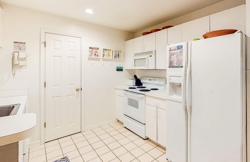 Bethany Beach Condo | Sea Colony Tennis 1st-floor condo with basketball court & tennis court