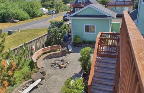Pacific Beach House | Sea Mist -Dog Friendly 3 bedroom Beach House w/Fenced Yard