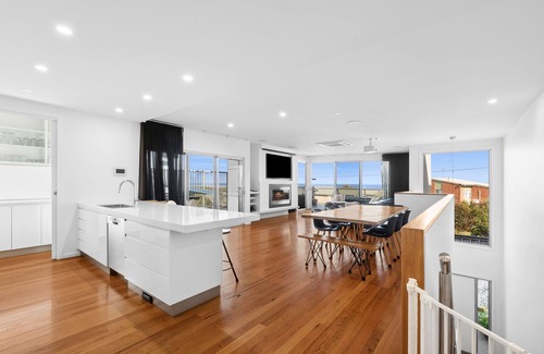 Ocean Grove Apartment | Sea Panorama on The Parade with pool