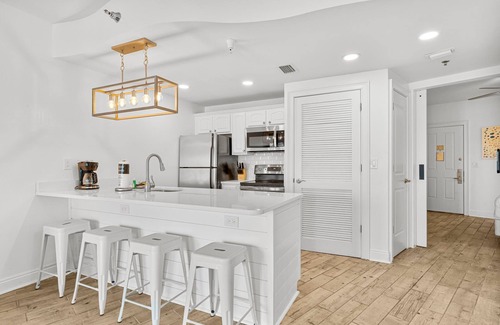 Sunnyside Condo | "Sea Shores 211" 1 bed unit-Sleeps 2-Lake View