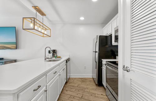 Sunnyside Condo | "Sea Shores 211" 1 bed unit-Sleeps 2-Lake View