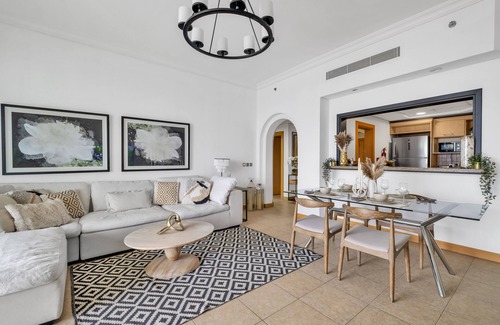 Palm Jumeirah Apartment | Sea View | Beach Resort Access