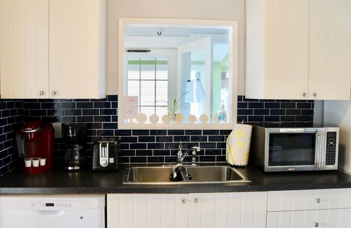 Seaside House | SeaBreeze Bungalow - Private Home - 1/2 block to beach - Pets! - Enclosed Fence