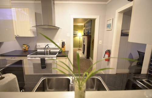 Seaside House | SeaBreeze Bungalow - Private Home - 1/2 block to beach - Pets! - Enclosed Fence