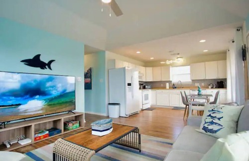 Surfside Beach House | Seabreeze Sueños ※ Surfside Abode a Walk to Beach