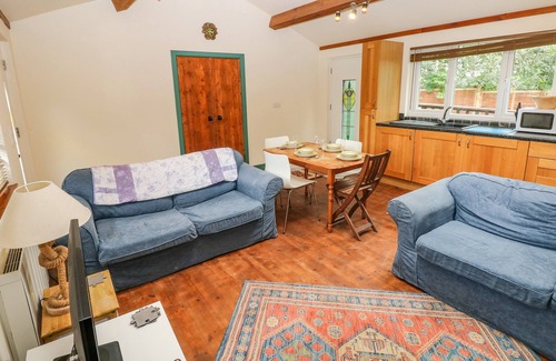 Llansteffan Cabin | SEADRIFT CABIN, pet friendly, with open fire in Llansteffan