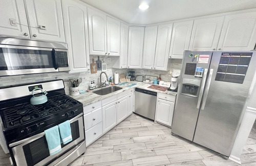 Clinton Township House | Seafarers Ranch by Lake St Clair! King bed 58” TV