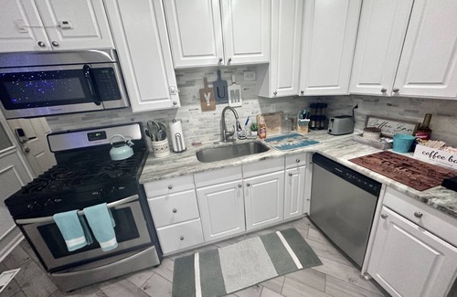 Clinton Township House | Seafarers Ranch by Lake St Clair! King bed 58” TV