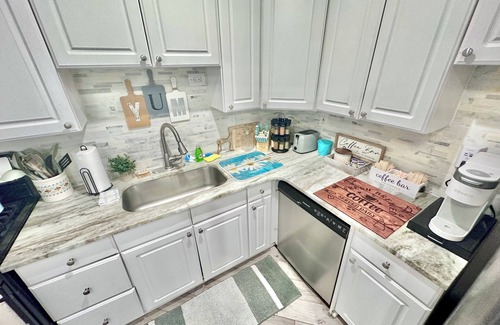 Clinton Township House | Seafarers Ranch by Lake St Clair! King bed 58” TV