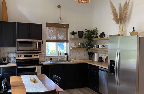 Eddyville House | SeaFort Modern Beach House; walk to the beach, pet-friendly
