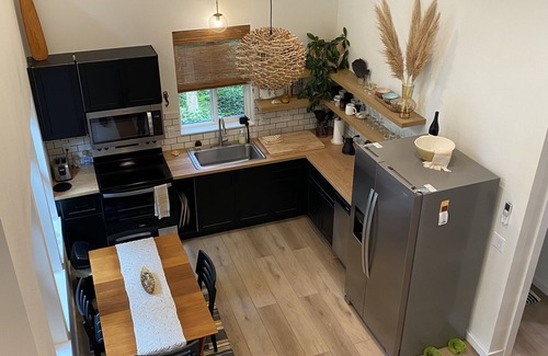 Eddyville House | SeaFort Modern Beach House; walk to the beach, pet-friendly