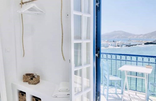 Naousa Apartment | Seafront Naoussa Old Harbour studio Casa Keto with view of the Venetian port!