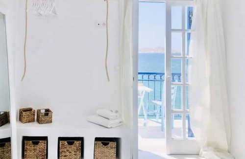 Naousa Apartment | Seafront Naoussa Old Harbour studio Casa Keto with view of the Venetian port!