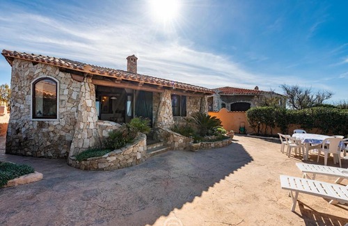 San Vero Milis Villa | Seafront Rustic Hideaway