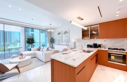 Palm Jumeirah Apartment | Seafront Serenity Palm Escape with Pool Access