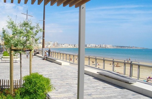 Les Sables d'Olonne Apartment | Seafront Studio with Balcony, Reserved Parking, and Stunning Views