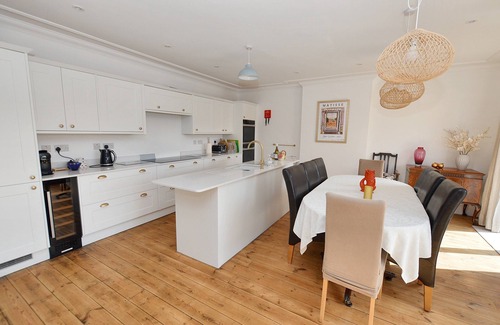 Sheringham Cottage | Sealink, St Nicholas Place - a grand house, close to the beach with parking