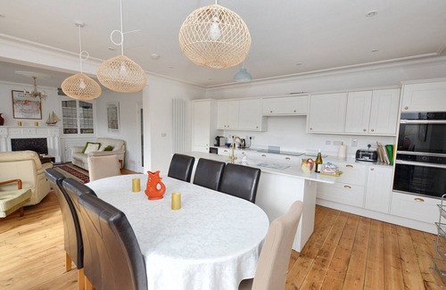 Sheringham Cottage | Sealink, St Nicholas Place - a grand house, close to the beach with parking