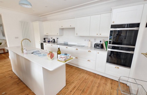 Sheringham Cottage | Sealink, St Nicholas Place - a grand house, close to the beach with parking