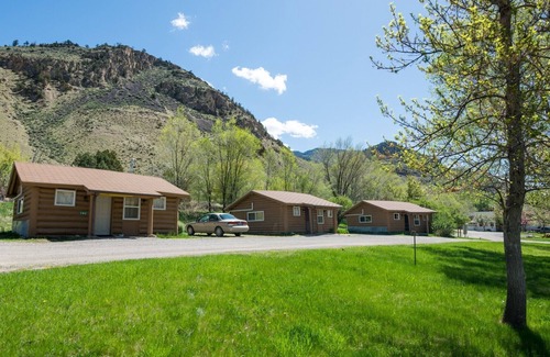 Gardiner Cabin | Seamless Comfort! Heated Pool, Complimentary Parking, Gardiner Downtown Nearby