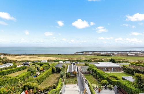 Brighton House | Seapoint House with 12ft swim spa/hot tubTranquil 3-bedroom house Brighton