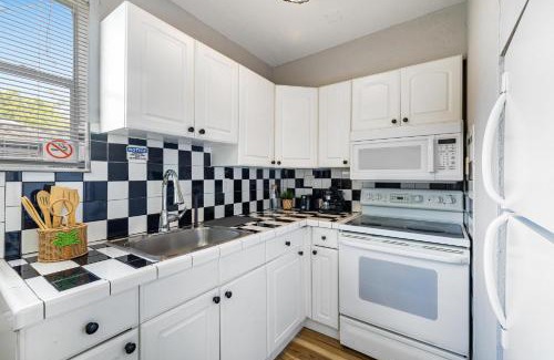 Poinciana Park Apartment | Seascape - Mins to Las Olas & Beach