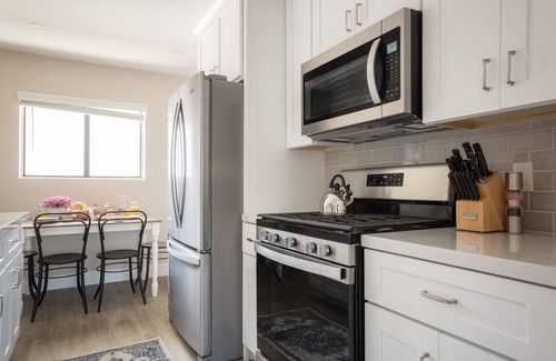 Village of La Jolla Apartment | Seashore III by AvantStay | In the Heart of La Jolla! 5mins from the Beach!