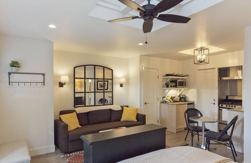 Del Mar Heights Apartment | Seashore Studio - close to restaurants and store, 8 minute walk to Del Mar beaches