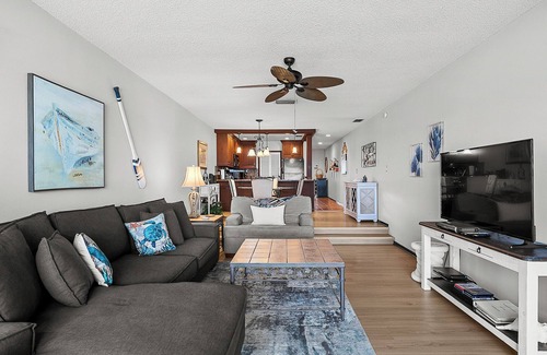 Holmes Beach Condo | Seaside Beach House 203 | Gulf-Front Escape with Panoramic Views