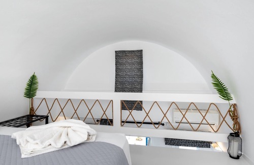 Kamari Hotel | Seaside Breeze