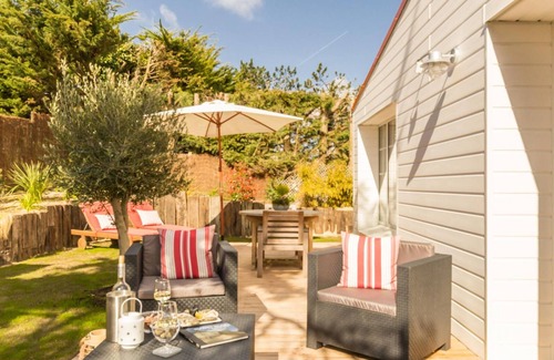 Barneville-Carteret Cottage | Seaside Charm: Cozy Cottage with Private Garden & Modern Amenities