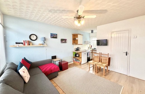 Mumbles House | Seaside Chalet near Bracelet Bay | Pass The Keys