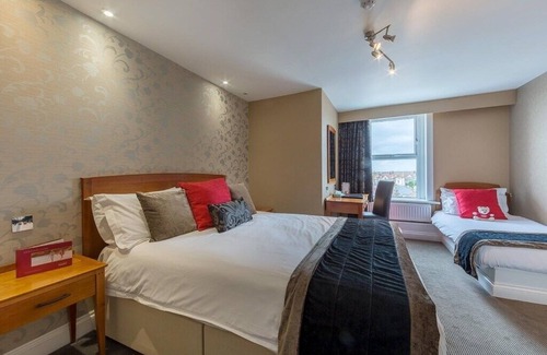 Westcliff-on-Sea Hotel | Seaside Escape Steps from Adventure Island & Priory Park