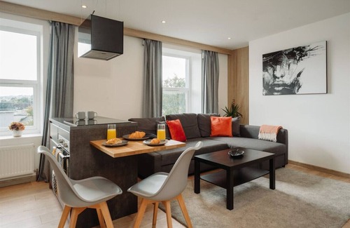 Torquay Apartment | Seaside Suite | Torquay | Sleeps 4| Free Parking