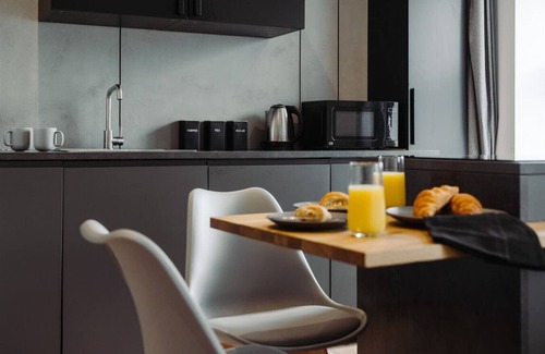 Torquay Apartment | Seaside Suite | Torquay | Sleeps 4| Free Parking