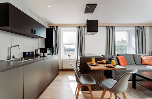 Torquay Apartment | Seaside Suite | Torquay | Sleeps 4| Free Parking