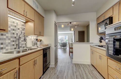 Uptown Apartment | Seasonal Deals Modern 2BR 2BA in Galleria with saltwater pool