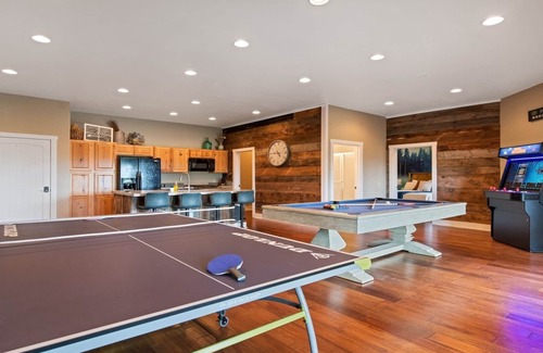 Bryson City Cabin | Seasonal POOL cabin, 5 min to DT, hot tub, arcade&game rm, exercise&movie rm