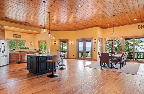 Bryson City Cabin | Seasonal POOL cabin, 5 min to DT, hot tub, arcade&game rm, exercise&movie rm