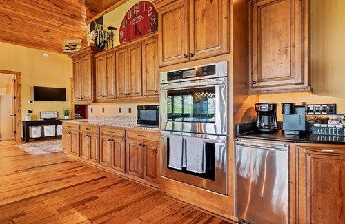 Bryson City Cabin | Seasonal POOL cabin, 5 min to DT, hot tub, arcade&game rm, exercise&movie rm