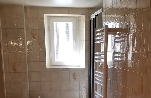 Cabrieres-d'Avignon Apartment | Seasonal rental apartment in house