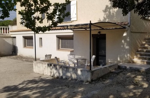 Cabrieres-d'Avignon Apartment | Seasonal rental apartment in house