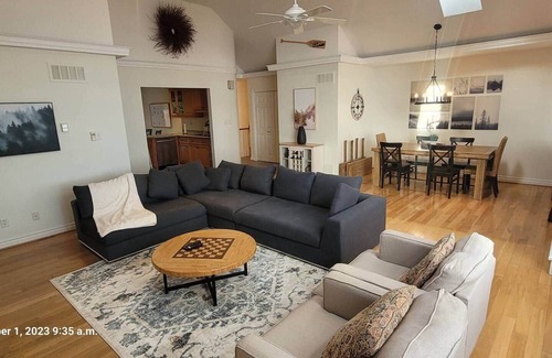 Collingwood House | Seasons by the Bay! Waterfront views!
