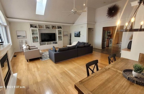 Collingwood House | Seasons by the Bay! Waterfront views!