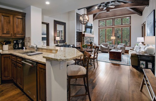 Edwards Condo | Seasons Lodge 206 | 2BR Arrowhead Condo w/summer AC, Pool, Hot Tub and Walk-to-